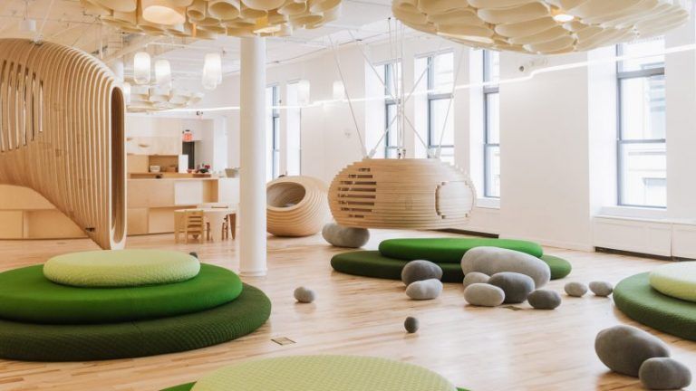 Dizajnová škola v New Yorku pre WeWork podporuje interakciu a hranie - ioty.sk