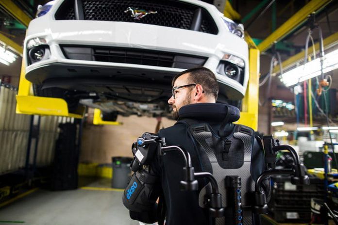 Robotická vesta pomáha človeku. Takto pracujú v továrni Ford - ioty.sk